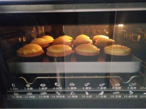 再放回烤箱用170度，烘烤10-15分钟，卡仕达酱顶部鼓起纹路稍微消失。