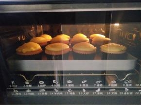 再放回烤箱用170度，烘烤10-15分钟，卡仕达酱顶部鼓起纹路稍微消失。