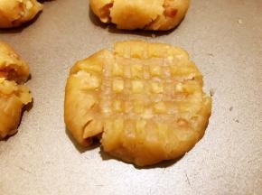 用叉子压出形状
