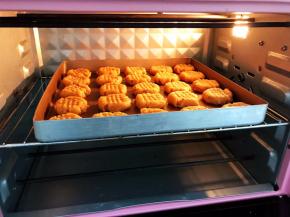 放入预热好的烤箱中层170度烤20分钟左右