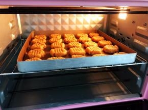 放入预热好的烤箱中层170度烤20分钟左右