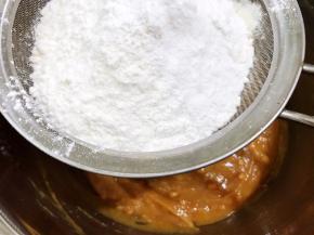 筛入低粉和泡打粉