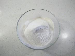 低筋面粉，白砂糖泡打粉过筛备用。
