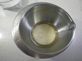 打蛋盆中倒入适量玉米油，牛奶搅拌均匀。