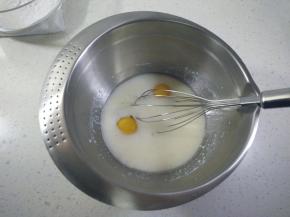 加入鸡蛋打散，搅拌均匀。