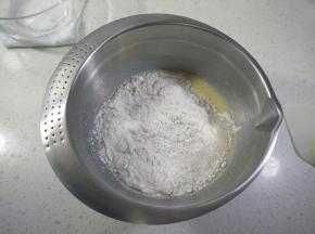倒入提前筛好的粉类材料搅拌无干粉。