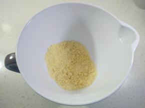 用手搓成颗粒状。