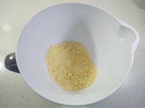 用手搓成颗粒状。