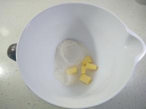 做酥粒部分，所有材料装入容器。