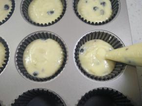 挤入模具八分满。