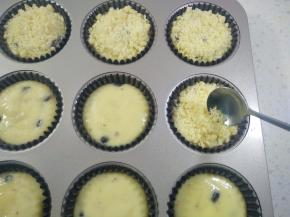 在面糊表面放一勺酥粒。