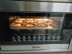 放入预热好的烤箱，上下160度，30分钟左右，表面金黄即可。