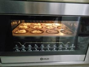放入预热好的烤箱，上下160度，30分钟左右，表面金黄即可。