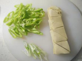 准备好材料，尖椒切丝，豆皮切块。