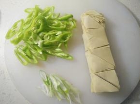 准备好材料，尖椒切丝，豆皮切块。