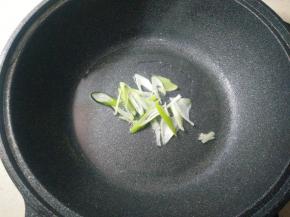 锅烧热放少许色拉油，加入葱花炒出香味。