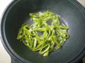 放入尖椒翻炒。
