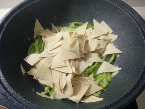 放入豆皮翻炒。