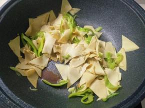 加入少许盐酱油调味。