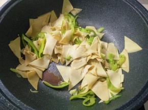 加入少许盐酱油调味。