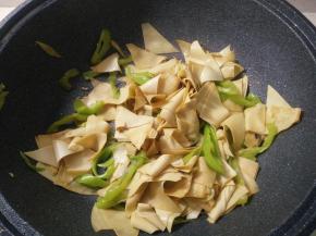 翻炒均匀装盘即可。