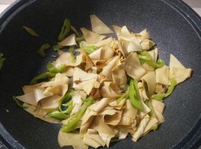 翻炒均匀装盘即可。