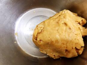 翻拌至没有干粉，不要过度揉无干粉即可