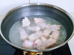 五花肉切小块，冷水入锅焯水，煮3分钟，捞出温水冲洗干净。