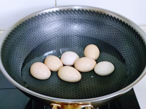 鸡蛋洗干净煮熟。