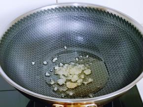 起油锅，加入冰糖，小火将冰糖炒制褐色。(全程小火)