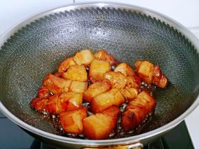 翻小火炒均匀，使五花肉均匀吸收酱汁。