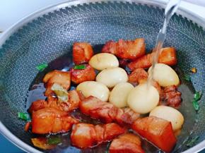 加入纯净水，没过五花肉为佳。