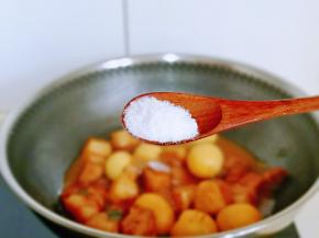 按个人口味加入盐，翻炒均匀。