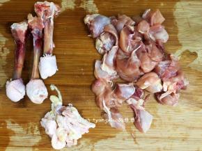 取鸡腿肉要用锋利的刀，先从筋的部位打圈切断，再竖着切一刀，轻轻松松就把鸡腿肉给取下来了，如图，是不是取得很干净啊，切成块状，大小按自己喜欢