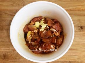 把调料都加到料理碗中，蒜头用压蒜器压成泥或剁碎加入碗中，搅拌均匀，腌制半小时左右