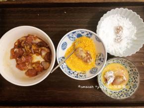 将腌制好的鸡肉先放入鸡蛋液里滚一圈，再夹到生粉里滚一圈，再夹回来鸡蛋液里再滚一圈，最后放入面包糠碗里滚一圈，裹满面包糠