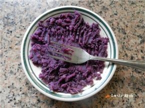 紫薯蒸熟，去皮压成泥。