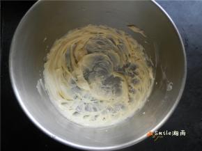 电动打蛋器低速打发黄油至羽毛状。