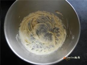 电动打蛋器低速打发黄油至羽毛状。