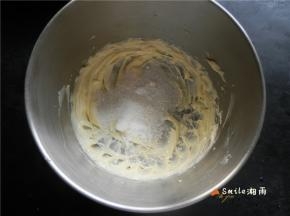 放细砂糖和盐，打发。