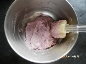 加入紫薯泥，拌均匀。