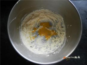 分2次加入蛋液，每次打发至完全吸收。