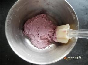 筛入低粉拌均匀。