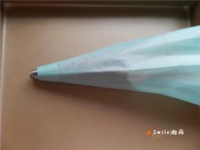 裱花袋装入面糊。