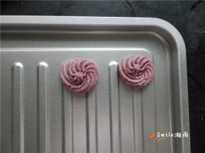 均匀的挤在烤盘上。