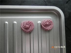 均匀的挤在烤盘上。