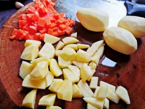 土豆胡萝卜去皮切块，切葱花