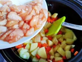 来点鸡胸肉块翻炒均匀