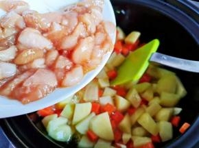 来点鸡胸肉块翻炒均匀