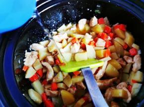 加入少许的清水，翻炒均匀！